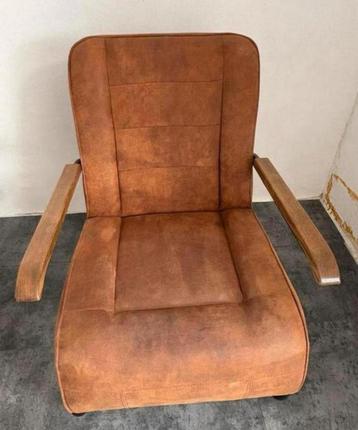 Fauteuil met Houten Armleuningen beschikbaar voor biedingen
