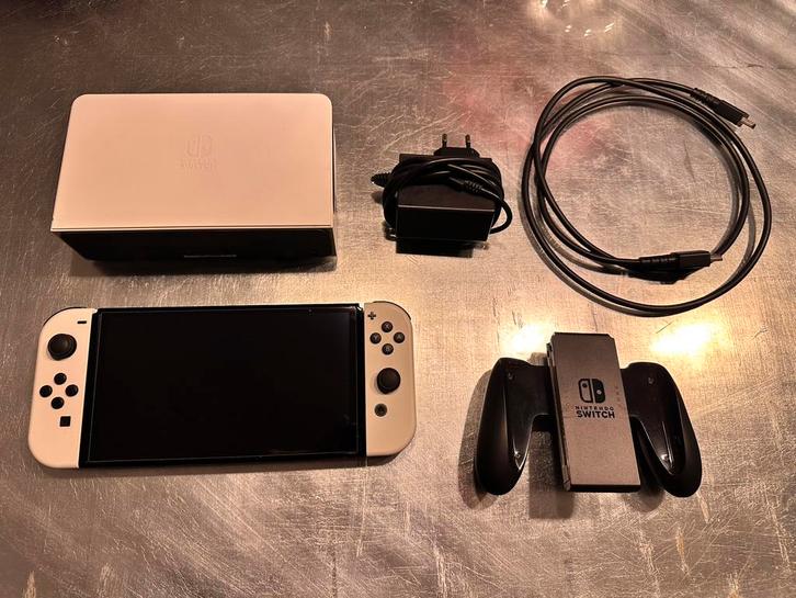 Nintendo Switch OLED bundel – 5 games, tas & accessoires, Spelcomputers en Games, Spelcomputers | Nintendo Switch, Zo goed als nieuw