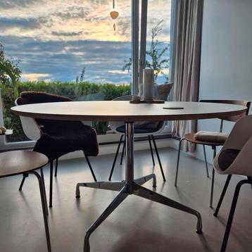 Vitra segmented eettafel rond 135 ø beschikbaar voor biedingen