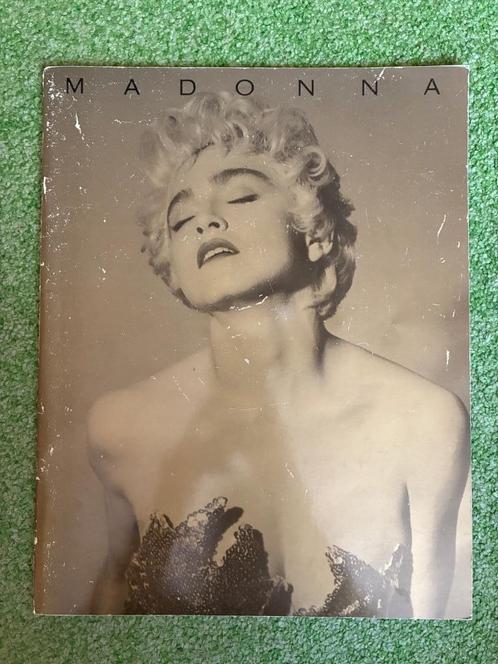 Boekje van Madonna - Who's that girl tour - collector's item, Boeken, Muziek, Gelezen, Artiest, Ophalen of Verzenden