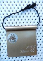 PLAK AANDENKEN 35 KM FIETSTOCHT 1990, A.T.J, KARNAVAL BUTTON, Verzenden, Overige materialen, Nederland