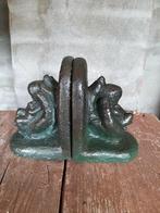 Oude boekensteunen met kindjes in handpalm, Ophalen of Verzenden