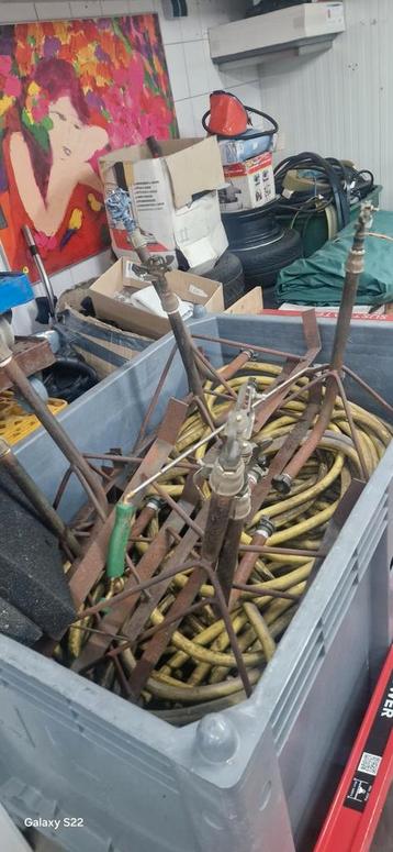 Meerdere tuinsproeiers met slangen beschikbaar voor biedingen