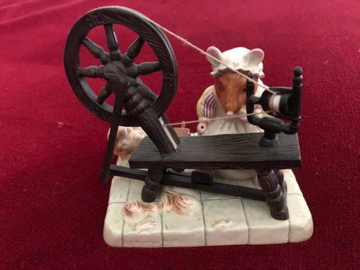 Brambly Hedge Beeldje Lily Weaver Spinning, Muis, Als Nieuw, Verzamelen, Beelden en Beeldjes, Zo goed als nieuw, Dier, Ophalen of Verzenden