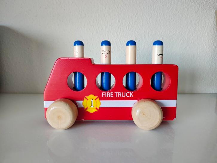 New Classic Toys, pup op houten brandweerwagen, Kinderen en Baby's, Speelgoed | Houten speelgoed, Zo goed als nieuw, Duw- of Trekspeelgoed
