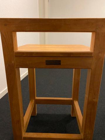 Twee massief houten hoge stoelen beschikbaar voor biedingen