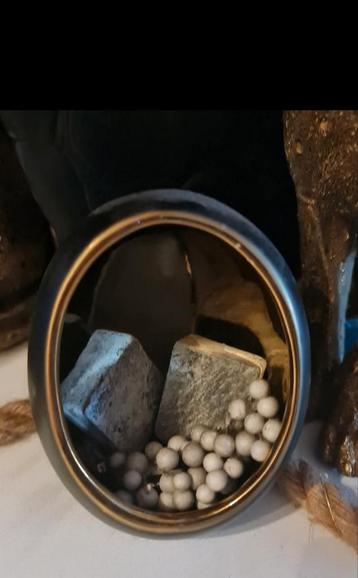 Decoratieve bol met stenen en kralen beschikbaar voor biedingen