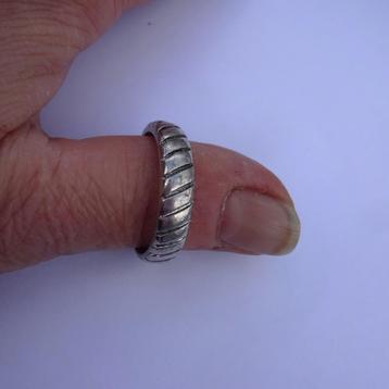 Zilverkleurige grote ring schuine streepjes