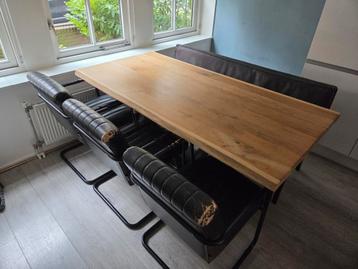 Eettafel met bankje en stoelen compleet beschikbaar voor biedingen