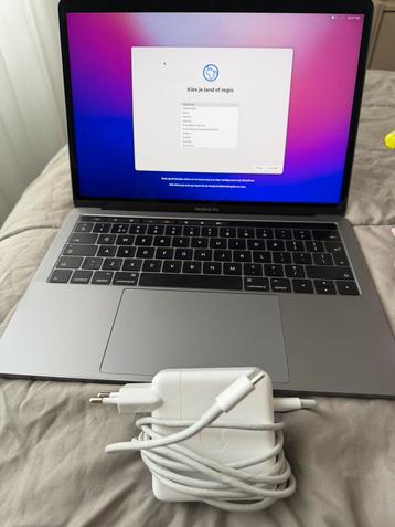 Macbook Pro Touch Bar 2016 13 inch space grey beschikbaar voor biedingen