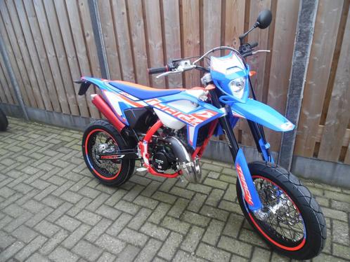 Nieuwe Beta RR50 Track 2T 2025 E5 Rood/blauw, Fietsen en Brommers, Brommers | Derbi, Nieuw, Ophalen of Verzenden