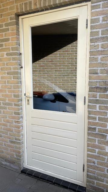 Buitendeur in goede staat (wit) beschikbaar voor biedingen