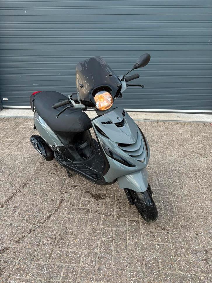 Piaggio Zip Nardo Grey, Fietsen en Brommers, Scooters | Piaggio, Gebruikt, Zip, Maximaal 25 km/u, Benzine, Ophalen