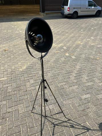 Industriële vloerlamp beschikbaar voor biedingen