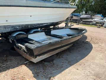Polyester motorboot beschikbaar voor biedingen