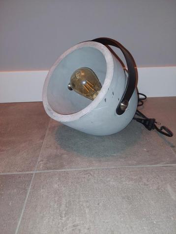 Betonnen Vloerlamp met Lederen Handvat beschikbaar voor biedingen