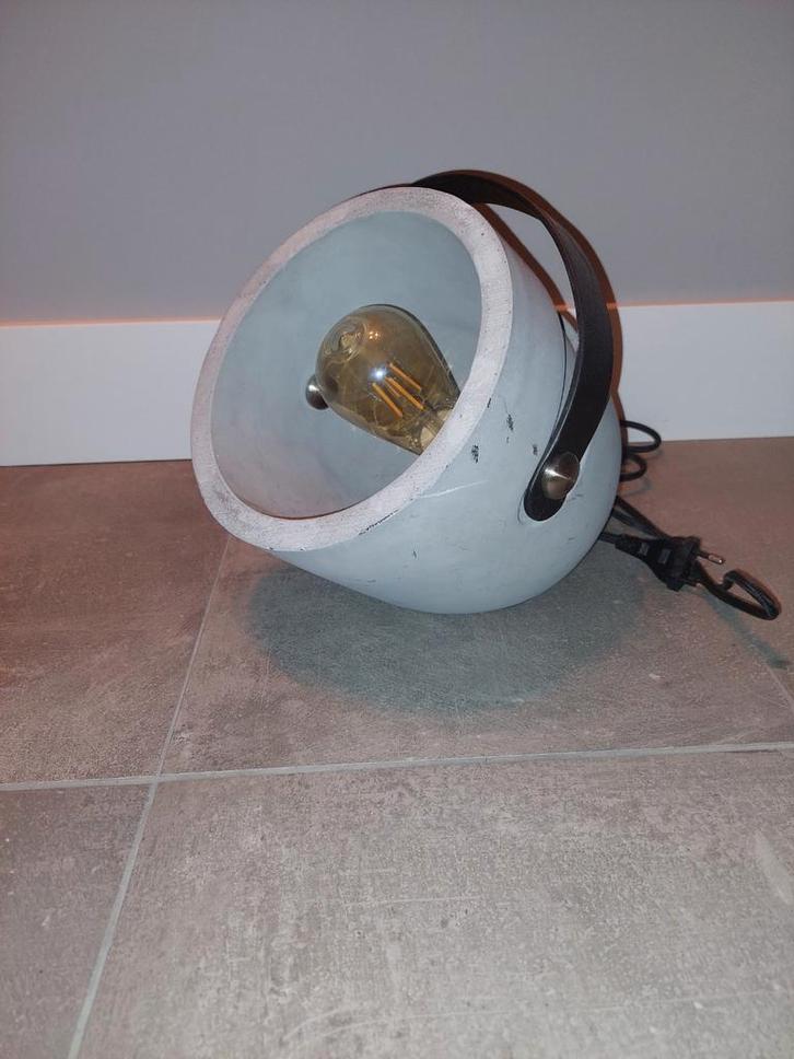 Betonnen Vloerlamp met Lederen Handvat, Huis en Inrichting, Lampen | Vloerlampen, Gebruikt, Minder dan 100 cm, Overige materialen