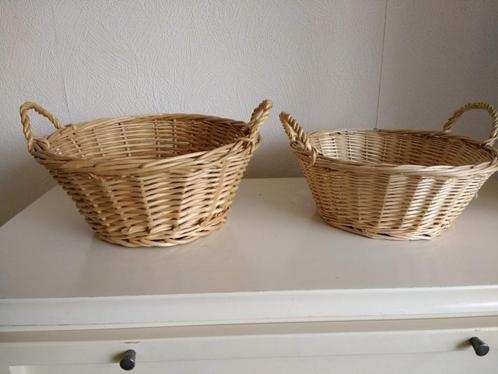 Ronde rieten manden met handvatten doorsnede 22 cm, Huis en Inrichting, Woonaccessoires | Schalen en Manden, Zo goed als nieuw