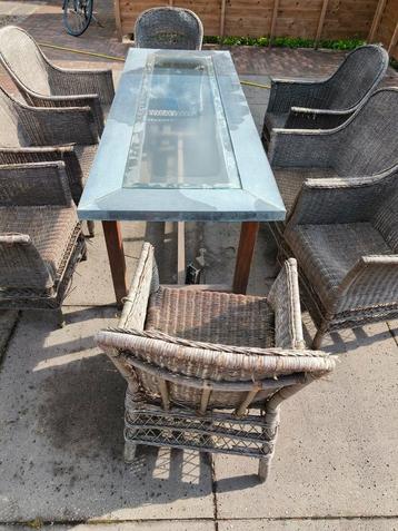 Tuin tafel beschikbaar voor biedingen