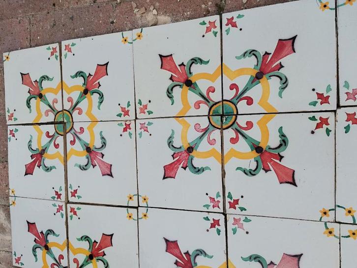 6,1m2 kleurrijke antieke Franse tegels geel, rood, groen, Antiek en Kunst, Antiek | Wandborden en Tegels, Ophalen