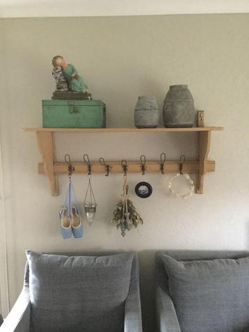 Brocante kapstok regaal oude haken,okergeel 1.22 breed beschikbaar voor biedingen