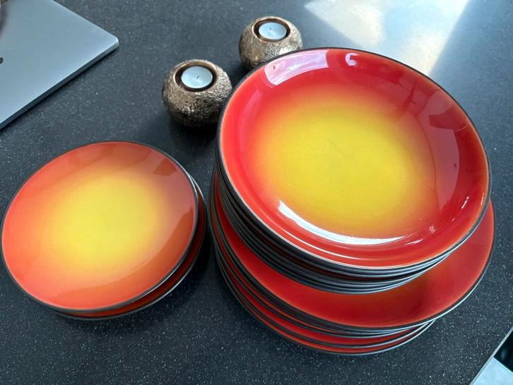 Gezocht: Borden rood-oranje-geel Servies merk Patra, Huis en Inrichting, Keuken | Servies, Gebruikt, Bord(en), Overige stijlen