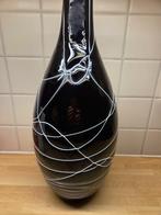 Zwarte glazen vaas met witte lijnen (kunstwerk), Zwart, Ophalen of Verzenden, Minder dan 50 cm, Glas