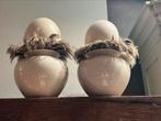 Struisvogeleieren op craquelé roomwitte vazen., Antiek en Kunst, Ophalen