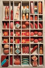 Letterbak gevuld met kleurige oude blokken., Huis en Inrichting, Woonaccessoires | Wanddecoraties, Ophalen of Verzenden