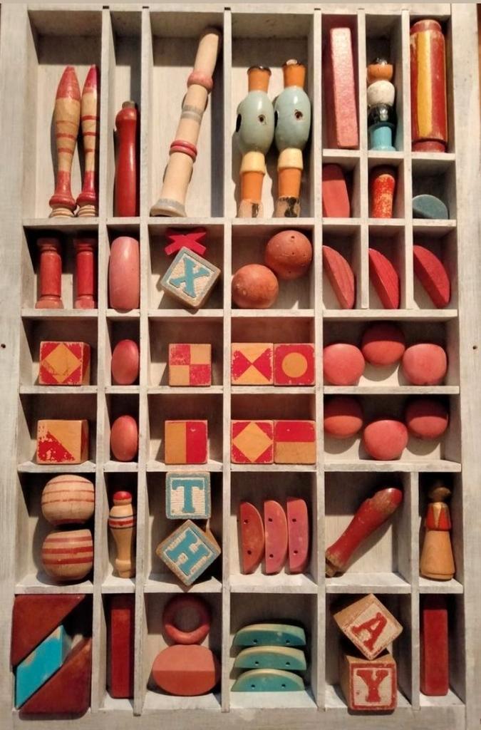 Letterbak gevuld met kleurige oude blokken., Huis en Inrichting, Woonaccessoires | Wanddecoraties, Ophalen of Verzenden