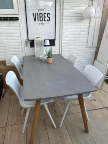 Supermooie tuintafel met 4 stoelen beschikbaar voor biedingen