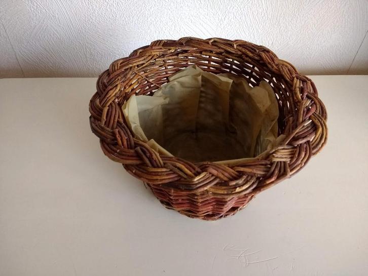 Ronde Rieten mand, rieten bloempot met gevlochten sierrand, Huis en Inrichting, Woonaccessoires | Schalen en Manden, Zo goed als nieuw