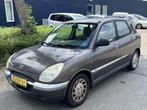 Daihatsu Sirion 1.0-12V ZTi Automaat, Auto's, Daihatsu, 750 kg, 820 kg, Zilver of Grijs, 23 €/maand