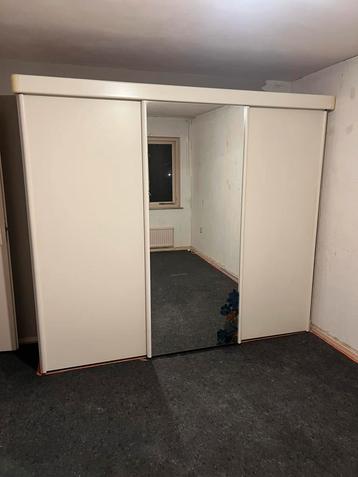 Grote witte kast  beschikbaar voor biedingen