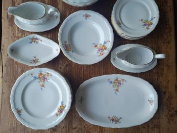 Bavaria servies met bloemetjes van porcelein  beschikbaar voor biedingen