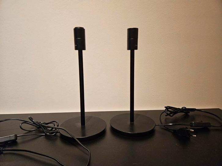 Twee zwarte IKEA Skafetet lampen - 30cm hoog, Huis en Inrichting, Lampen | Hanglampen, Zo goed als nieuw, 75 cm of meer, Metaal
