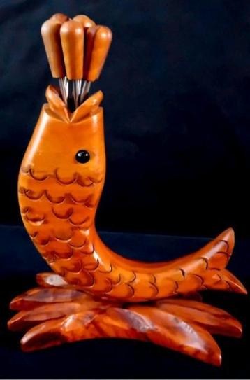 Houten vis met charcuterie-/cocktailvorkjes beschikbaar voor biedingen