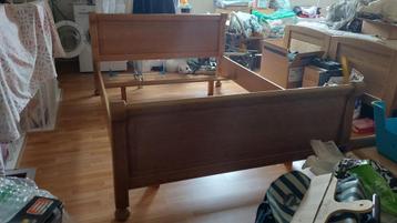 Eikenhouten slaapkamermeubelement (2p bed, kastjes, spiegel)