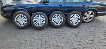 Winterbanden set v 4 stalen velgen met wieldop(vw)nieuwstaat beschikbaar voor biedingen