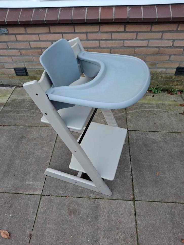 Stokke Tripp Trapp kinderstoel, met tafelblad en babyset, Kinderen en Baby's, Kinderstoelen, Gebruikt, Meegroeistoel, Aanschuifbaar