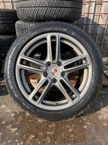 Originele Porsche Velgen met Winterbanden 19 inch beschikbaar voor biedingen