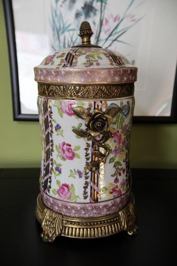 Vintage decoratief pot met metalen versieringen beschikbaar voor biedingen