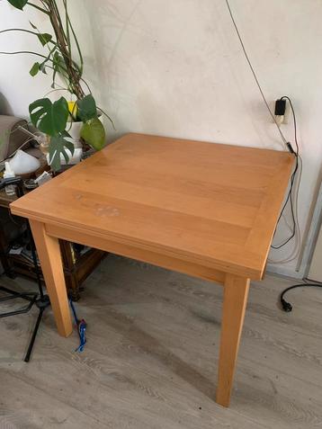 Stevige uitschuifbare eettafel + 4 stoelen beschikbaar voor biedingen