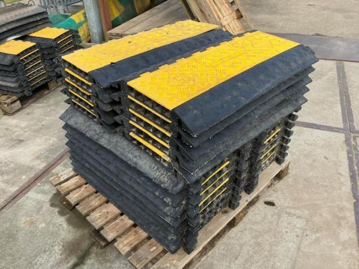 Kabelbrug / kabeldrempel / kabelbeschermer 5 kanalen, Doe-het-zelf en Verbouw, Elektra en Kabels, Gebruikt, Overige typen, Ophalen