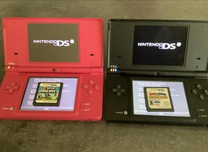 2 Nintendo DS Roze & Zwart + 2 Games + Oplader, Spelcomputers en Games, Spelcomputers | Nintendo DS, Gebruikt, DS Lite, Roze, Met games