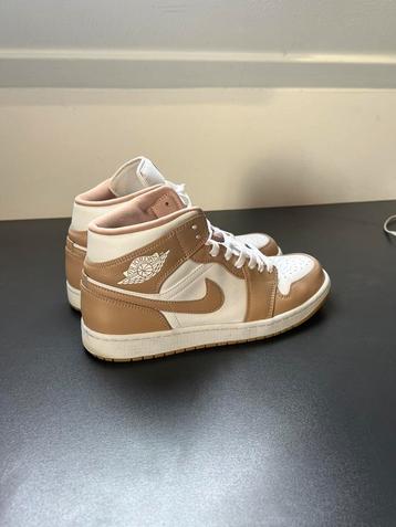 Nike Jordans mid tan white beschikbaar voor biedingen
