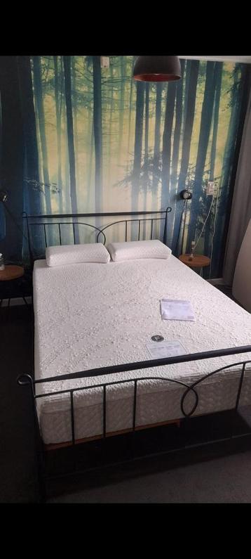 metalen bed tweepersoons zwart 1.40 x 2.10m beschikbaar voor biedingen