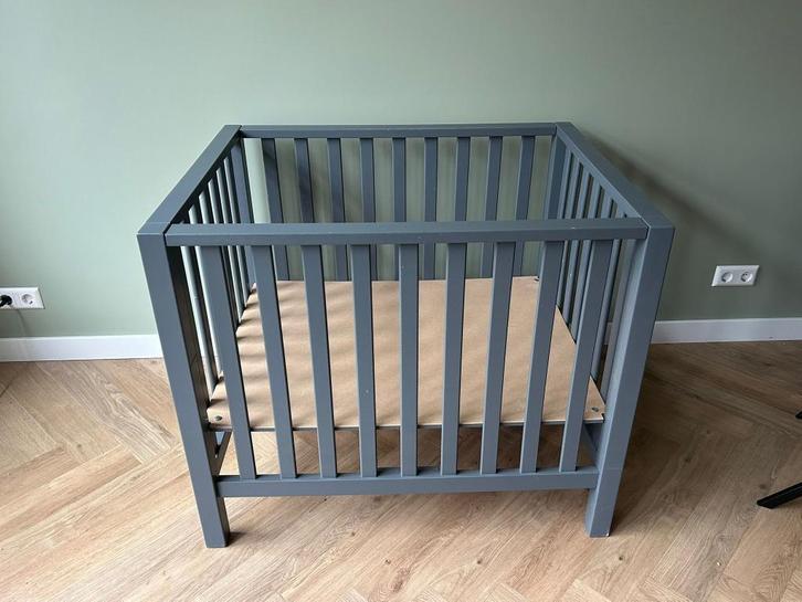 TWF Box Timo grijs (incl. boxzak & matras), Kinderen en Baby's, Boxen, Zo goed als nieuw, Rechthoekig, Boxkleed, Ophalen