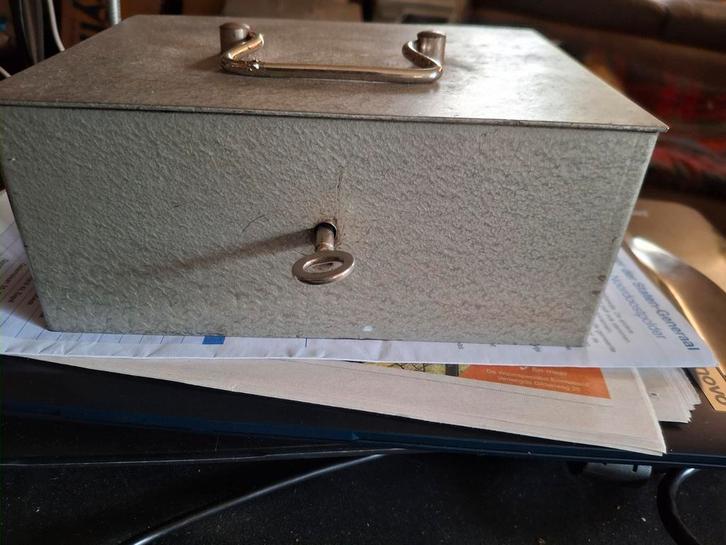 Vintage Metalen Geldkistje met Sleutel, Diversen, Rommelmarktspullen, Gebruikt, Ophalen of Verzenden