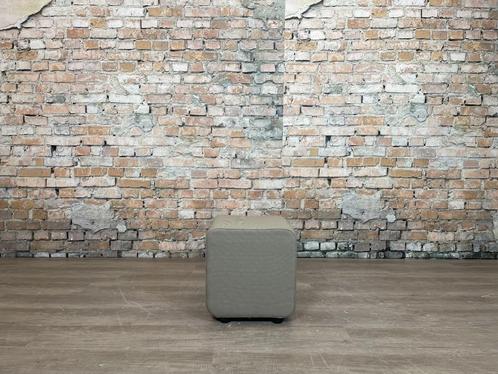 Ahrend poef grijs bij TheReSales, Huis en Inrichting, Banken | Voetenbanken en Poefen, Zo goed als nieuw, Minder dan 50 cm, Minder dan 50 cm